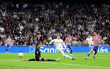 El uruguayo controla tras el fallo de Giménez en el despeje, aprovechando la falta de contundencia rojiblanca para encarar el área con ventaja. 