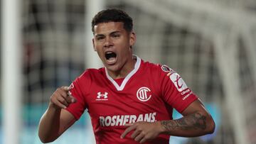 Araujo celebra un gol de su equipo, Toluca.