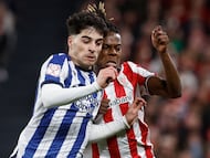 BILBAO, 11/02/2026.- El defensa de la Real Sociedad, Jon Martín (i), pelea ante el delantero del Athletic Club, Nico Williams, durante el partido de ida de la semifinales de la Copa del Rey que Athletic Club y Real Sociedad disputan este miércoles en el estadio de San Mamés, en Bilbao. EFE/ Miguel Toña.