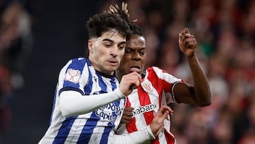 El defensa de la Real Sociedad, Jon Martín (i), pelea ante el delantero del Athletic Club, Nico Williams, durante el partido de ida de la semifinales de la Copa del Rey que Athletic Club y Real Sociedad disputada en el estadio de San Mamés, en Bilbao. EFE/ Miguel Toña.