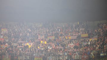 Los seguidores del Atlético en el estadio del Inter.