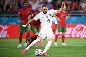 1-1. Karim Benzema marca de penalti el primer gol de la selección de Francia.