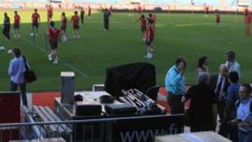 <b>ENSAYO GENERAL DEL ATHLETIC. </b>El Athletic se entrenó ayer en el Calderón y pudo comprobar que un tercio del campo tiene diferente color que el resto. Se trata de la parte que ocupaba el escenario de Coldplay y que fue cubierta con tepes esta semana. Esa zona aún no está asentada.