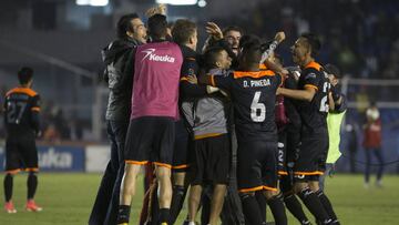 Action photo during the match Celaya vs Alebrijes de Oaxaca  corresponding SemiFinals Ascend MX of the Apertura 2017 Tournament at Miguel Aleman Valdes STADIUM.
 
 Foto de accion durante el partido Celaya vs Alebrijes de Oaxaca, correspondiente a la SemiFinal Ascenso MX del Torneo Apertura 2017, desde ESTADIO Miguel Aleman Valdes, en la foto:   Jugadores Alebrijes al finalizar el partido
 
 25/11/2017/MEXSPORT/Antonio Garcia