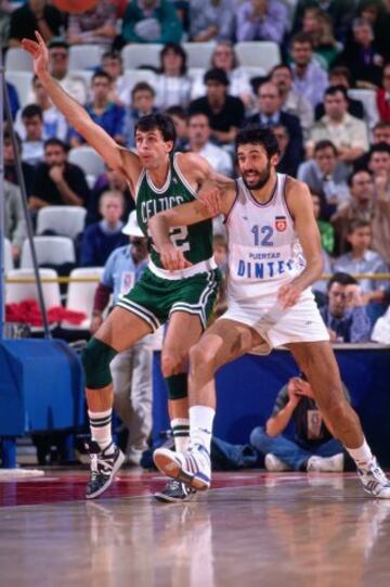 Kevin McHale y Vlade Divac  en el partido Boston Celtics-Yugoslavia.