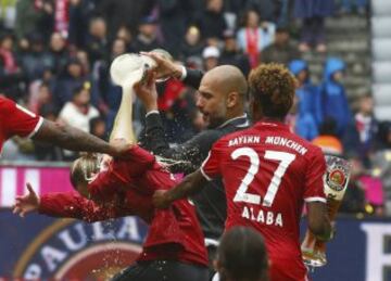 El Bayern homenajea a Guardiola tras ganar la Bundesliga