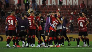 Los jugadores del RCD Mallorca celebran al final del partido contra el Alcorc&oacute;n.