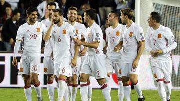 JER01. JERUSAL&Eacute;N (ISRAEL), 09/10/2017.- Los jugadores de Espa&ntilde;a celebran un gol durante un partido correspondiente a las eliminatorias europeas al Mundial de Rusia de 2018 disputado entre Espa&ntilde;a e Israel hoy, lunes 9 de octubre de 2017, en Jerusal&eacute;n (Israel). EFE/ABIR SULTAN