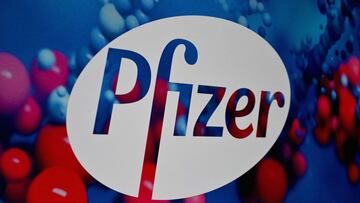 (ARCHIVOS) En esta foto de archivo, se ve el logotipo de Pfizer en la sede de Pfizer Inc. el 9 de diciembre de 2020 en la ciudad de Nueva York.