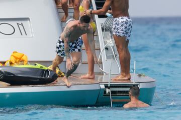 Leo Messi, Luis Su¨¢rez y Cesc F¨¢bregas han disfrutado de un d¨ªa en barco por la costa de Ibiza. Los tres jugadores se encuentran de vacaciones antes de la vuelta al trabajo.