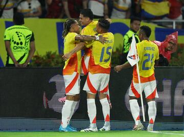 La Selección Colombia goleó 3-0 a Bolivia en el estadio Metropolitano y selló su paso a la Copa del Mundo 2026. Anotaron James, Jhon Córdoba y Juanfer Quintero.