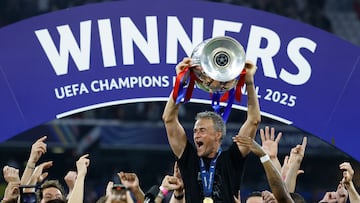 Luis Enrique levanta la primera Champions ganada por el PSG.