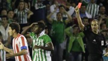 <b>SEGUNDA EXPULSIÓN. </b>Campbell se echa las manos a la cabeza al ver la tarjeta roja, el miércoles.