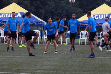 El equipo argentino hizo un trabajo regenerativo en la cancha principal de la Federación Colombia de Fútbol. Villa y Fabra, los dos colombianos presentes. 