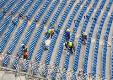 Los trabajos de remodelación del estadio del Real Madrid siguen sin pausa. A unos días del estreno los esfuerzos se centran en el terreno de juego.