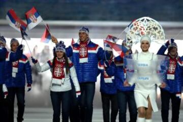 El equipo de Serbia durante la ceremonia inaugural de los Juegos Olímpicos de Invierno de Sochi 2014 en el Estadio Olímpico Fisht