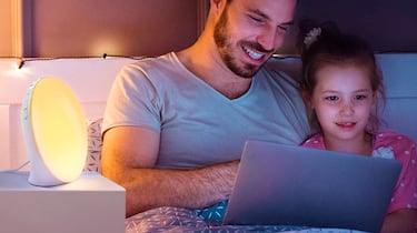 Este despertador simula la luz del amanecer para iniciar bien el día