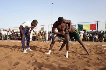 Fotografías de la lucha tradicional de Mali durante el festival de Bamako en las orillas del río Níger.