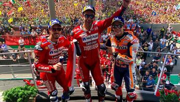 Dovizioso, Petrucci y M¨¢rquez en el podio de Mugello.