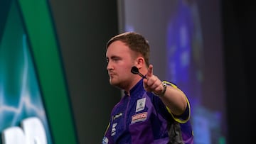 El jugador inglés de dardos Luke Littler celebra una tirada durante su partido de octavos de final ante Raymond Van Barneveld en el Mundial de Dardos 2024.