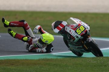 Luca Lunetti cayó al asfalto durante los entrenamientos de MotoGP.