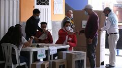 Ciudadanos acuden a las urnas para votar en consultas interpartidistas y elecciones legislativas.