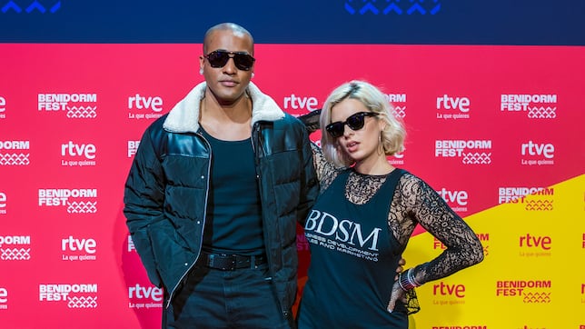 Quiénes son Dora y Marlon Collins, el dúo de la hija de Bimba Bosé que aspira a ganar el Benidorm Fest 2026 con ‘Rakata’