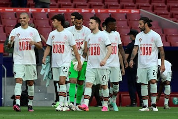 Los jugadores de la seleccion portuguesa con la camiseta de la candidatura de España y Portugal para el Mundial 2030.
