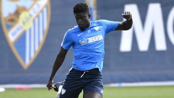 N’Diaye se dispone a golpear el balón durante un entrenamiento con el Málaga.