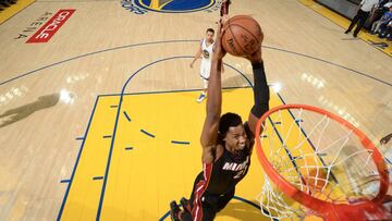 Hassan Whiteside la hunde ante la mirada de Stephen Curry