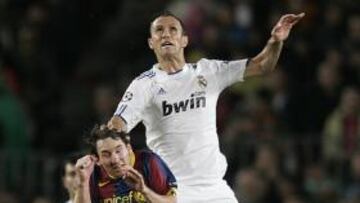 <b>EXPEDITIVO. </b>Carvalho mantuvo a raya a Messi en el último Clásico.