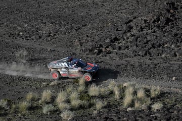 El piloto francés del equipo Audi Sport, Stéphane Peterhansel, y su copiloto francés, Edouard Boulanger. 