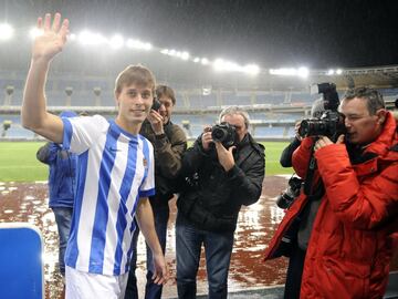 Con un historial de lesiones escalofriantes, la Real Sociedad apostó por un talento indiscutible al que las expectativas habían hecho que el aficionado medio le infravalorase. En San Sebastián demostró todo su fútbol y aunque no se le dio la oportunidad de llegar a la Selección, sus cuatro años en la Real le sirvieron para demostrar que era uno de los mejores centrocampistas del país.
 