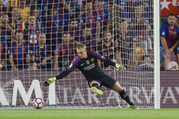 0-1. Jasper Cillessen no logró parar el balón lanzado por el delantero brasileño del Alavés Deyverson.