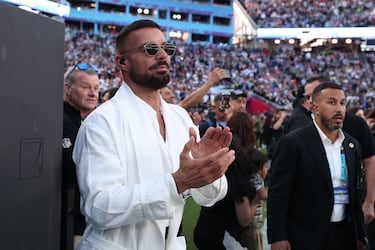 Ya desde antes del Halftime Show se le veía a Ricky Martin en el estadio. Los rumores se desataron sobre su presencia en el espectáculo, lo cual se confirmó poco después.