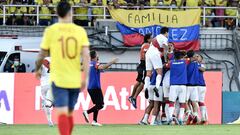 BARRANQUILLA, COLOMBIA - JANUARY 28: Edison Flores of Peru celebrates with teammates after scoring the first goal of his team during a match between Colombia and Peru as part of FIFA World Cup Qatar 2022 Qualifiers at Roberto Melendez Metropolitan Stadium