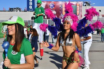 Supporters of Mexico arrive to attend their 2018 World Cup qualifier football match against Trinidad and Tobago, at the Alfonso Lastras stadium in San Luis Potosi, Mexico, on October 6, 2017. / AFP PHOTO / YURI CORTEZ