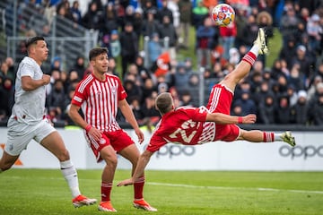 Bakoulas marca de chilena el tercer gol del partido.