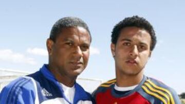 <b>FAMILIAR. </b>Mazinho posa con su hijo Thiago Alcántara.