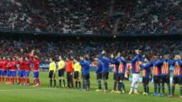 EL INICIO. Atlético y Levante saludan al Calderón el curso pasado.
