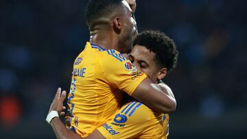 MEX7357. CIUDAD DE MÉXICO (MÉXICO), 01/09/2024.- Joaquim Pereira (i) y Jonathan Herrera de Tigres celebran un gol ante Pumas, este domingo durante un partido de la jornada 6 del Torneo Apertura 2024 del fútbol mexicano, en el estadio Olímpico Universitario, en Ciudad de México (México). EFE/Alex Cruz