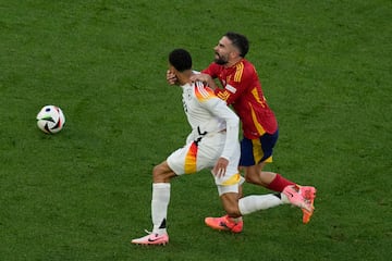 El lateral de la selección española y del Real Madrid bloqueó al jugador alemán del Bayern de Munich justo antes de que terminara el encuentro. Una acción que le costó la expulsión al futbolista español, pero que salvó un posible gol de Alemania.