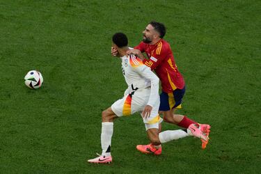 El lateral de la selección española y del Real Madrid bloqueó al jugador alemán del Bayern de Munich justo antes de que terminara el encuentro. Una acción que le costó la expulsión al futbolista español, pero que salvó un posible gol de Alemania.