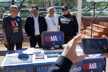 El representante estadounidense Rubén Gallego, candidato demócrata por Arizona al Senado de Estados Unidos, posa con simpatizantes del partido en Guadalupe, Arizona.