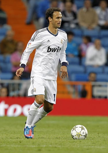 El defensa central portugués militó en las filas del Real Madrid entre 2010 y 2013. Jugó 77 partidos y marcó 3 goles. Consiguió una Liga y una Copa del Rey.