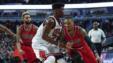 CHI18. CHICAGO (EE.UU.), 05/12/2016.- El jugador de Trail Blazers Damian Lillard (d) se dirige a la cesta ante la marca de Jimmy Butler (c), de Bulls, hoy, lunes 5 de diciembre de 2016, durante un partido entre Bulls y Trail Blazers, en el United Center de Chicago, Illinois (EE.UU.). EFE/Kamil Krzaczynski