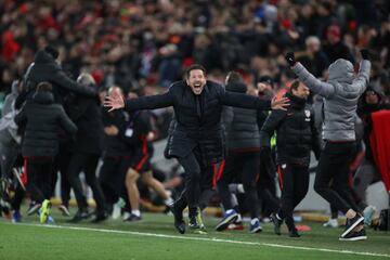 El Atlético jugó el pasado 11 de marzo su último partido. Pero fue legendario, puesto que el equipo madrileño eliminó al Liverpool, actual campeón de Champions. Y lo hizo remontando un 2-0. Venció en Anfield por 2-3 en un encuentro que ya es historia de la entidad. El Atlético tumbó al Liverpool. Kloop, técnico del conjunto inglés, criticó la forma de jugar del equipo madrileño, mientras muchos entrenadores elogiaron la manera de defender y de desenvolverse del Atlético en ese mítico encuentro. Simeone disfrutó como pocas veces de un triunfo. En su 50 cumpleaños Simeone mira a Estambul, sede de la final de la Liga de Campeones. El técnico suma siete títulos con el Atlético y quiere el octavo, la Champions
