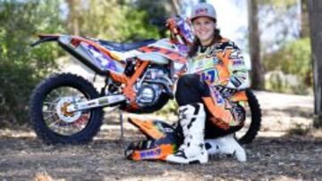 Laia Sanz junto a su KTM lista para el GP de Francia.