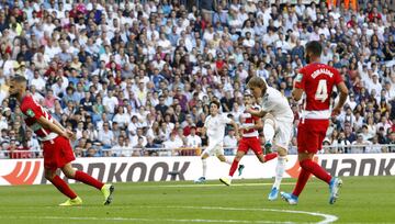 Real Madrid 3-0 Granada | Imparable el disparo del centrocampista croata, Valverde la movi¨®, Hazard dio el pase y Modric, en la frontal, levant¨® la cabeza y la puso en la escuadra.