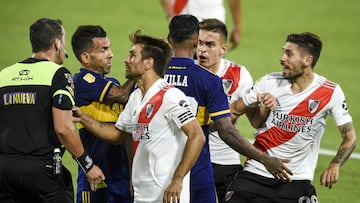 Soccer Football - Copa Diego Maradona - Boca Juniors v River Plate - Estadio La Bombonera, Buenos Aires, Argentina - January 2, 2021 Boca Juniors&#039; Sebastian Villa clashes with River Plate&#039;s Rafael Santos Borre Pool via REUTERS/Marcelo Endelli